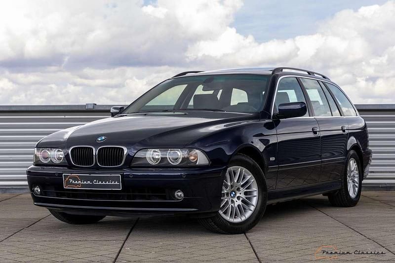 Blauw, metallic lak Gebruikt 2000 BMW 525 Executive Stationwagen | € 17.950 - Afbeelding 1/4