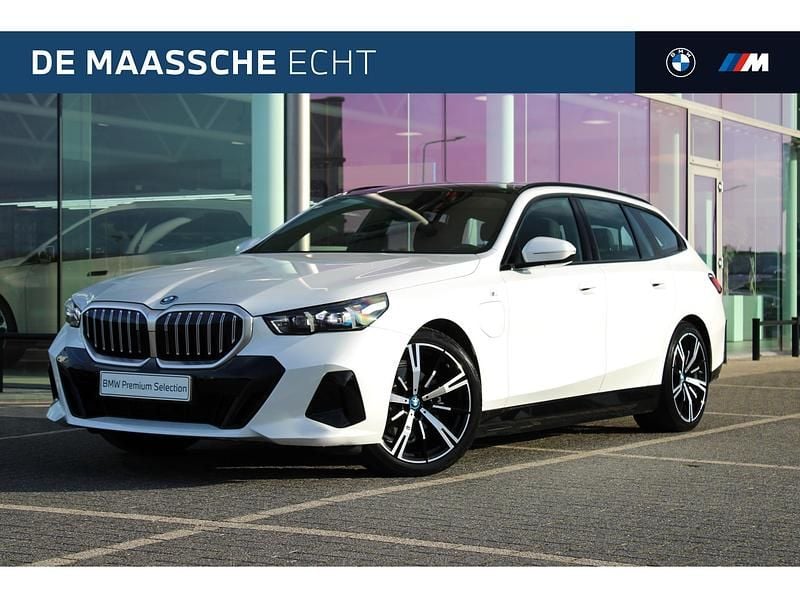 Wit Occasion 2025 BMW 530e M Sport Stationwagen | € 63.950 (Eerlijke prijs) - Afbeelding 1/4