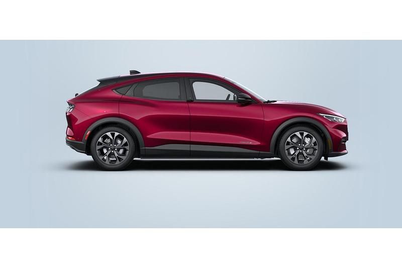 Nieuw Ford Mustang Mach-E 197 kW (269 PK) 2025 Molten magenta SUV