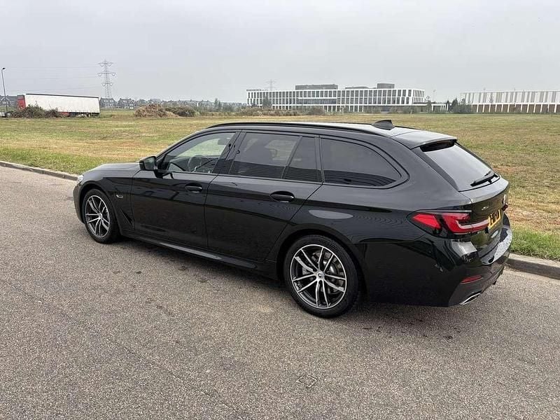 Zwart Gebruikt 2023 BMW 530 Executive Stationwagen | € 43.500 (Goede deal) - Afbeelding 1/4