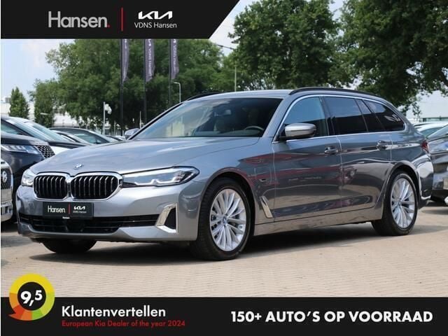 Grijs, metallic lak Gebruikt 2022 BMW 530e Executive Stationwagen | € 38.945 (Super prijs) - Afbeelding 1/4