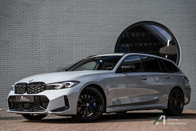Grijs, metallic lak Gebruikt 2024 BMW M340 M Sport Sedan | € 85.950 (Eerlijke prijs) - Afbeelding 1/4