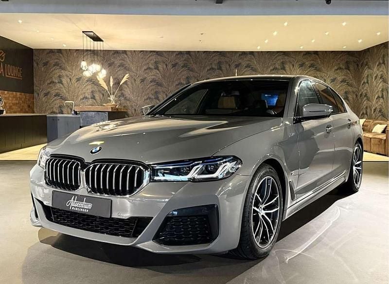 Grijs Gebruikt 2022 BMW 520 M Sport Sedan | € 39.950 (Eerlijke prijs) - Afbeelding 1/4