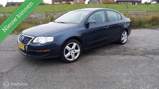 Grijs Gebruikt 2007 VW Passat Comfortline Sedan | € 3.995 (Iets duurder) - Afbeelding 1/4