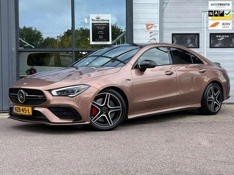 Bruin, metallic lak Gebruikt 2021 Mercedes CLA35 AMG Premium Plus Sedan | € 48.950 (Eerlijke prijs) - Afbeelding 1/4