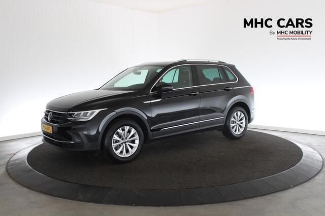 Zwart Gebruikt 2022 VW Tiguan Business SUV | € 32.900 (Super prijs) - Afbeelding 1/4