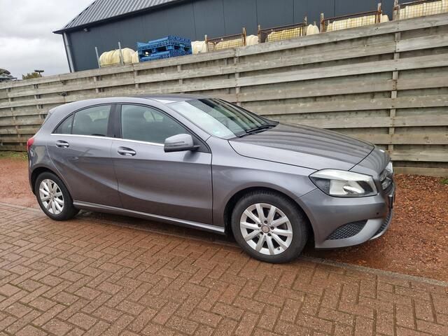 Grijs, metallic lak Gebruikt 2014 Mercedes A180 Ambition Hatchback | € 15.950 (Eerlijke prijs) - Afbeelding 1/4