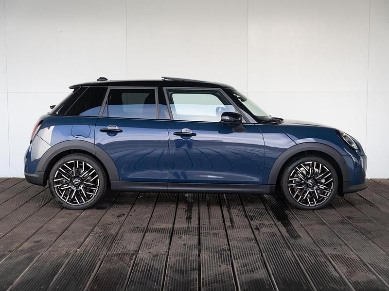 Nieuw Mini Cooper Favoured 114 kW (156 PK) 2025 Blauw Hatchback