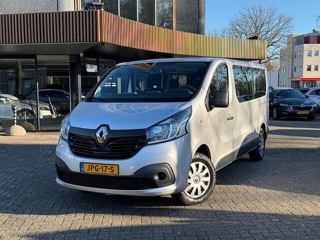 Grijs (metallic) Occasion 2018 Renault Trafic Authentique MPV | € 15.950 (Duur) - Afbeelding 1/4