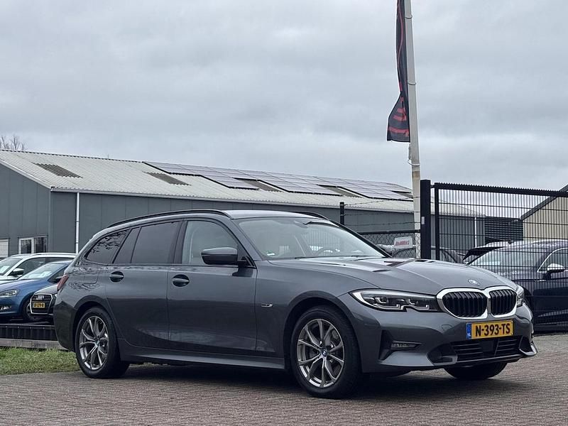 Grijs Occasion 2022 BMW 320e Stationwagen | € 24.900 (Goede deal) - Afbeelding 1/4