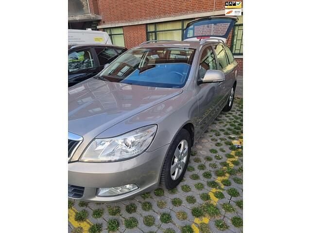 Beige Gebruikt 2009 Skoda Octavia Elegance Stationwagen | € 3.750 (Eerlijke prijs) - Afbeelding 1/4