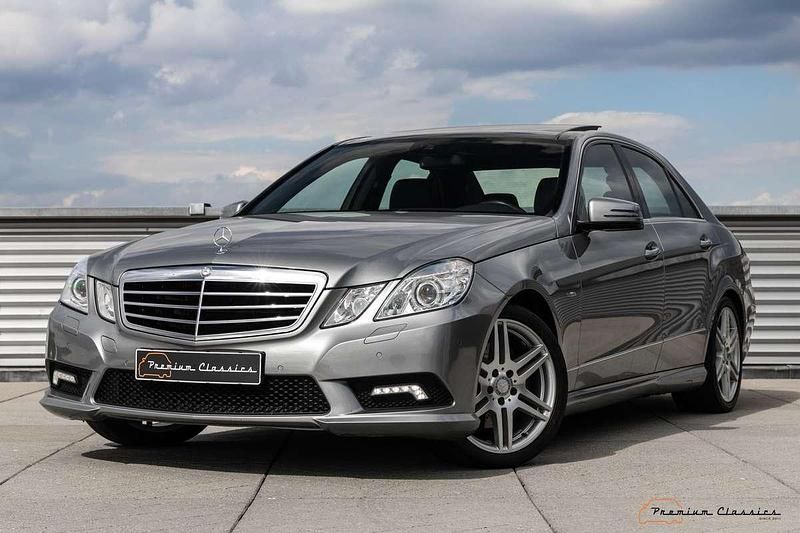 Grijs, metallic lak Gebruikt 2009 Mercedes E350 Avantgarde Sedan | € 29.950 - Afbeelding 1/4