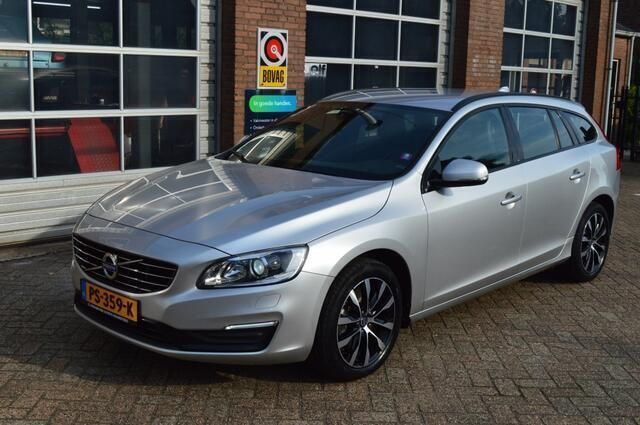 Grijs, metallic lak Gebruikt 2017 Volvo V60 Dynamic Stationwagen | € 13.900 (Goede deal) - Afbeelding 1/4
