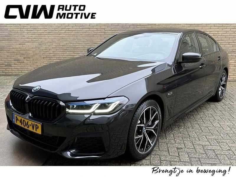 Zwart Occasion 2022 BMW 530e M Sport Sedan | € 34.400 (Eerlijke prijs) - Afbeelding 1/4