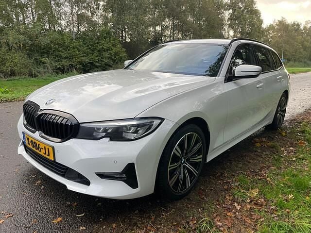 Wit Gebruikt 2020 BMW 318 Executive Stationwagen | € 14.950 (Super prijs) - Afbeelding 1/4