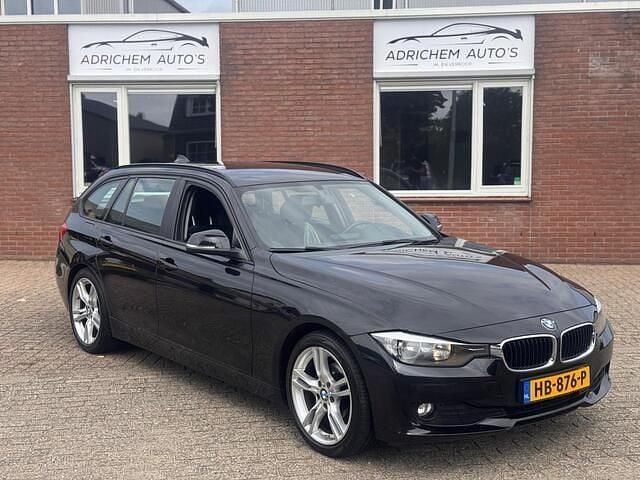 Zwart Gebruikt 2012 BMW 318 Executive Stationwagen | € 5.999 (Eerlijke prijs) - Afbeelding 1/4