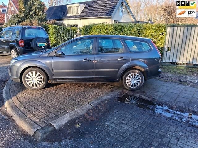 Grijs (metallic) Occasion 2006 Ford Focus Trend Stationwagen | € 1.449 (Goede deal) - Afbeelding 1/4