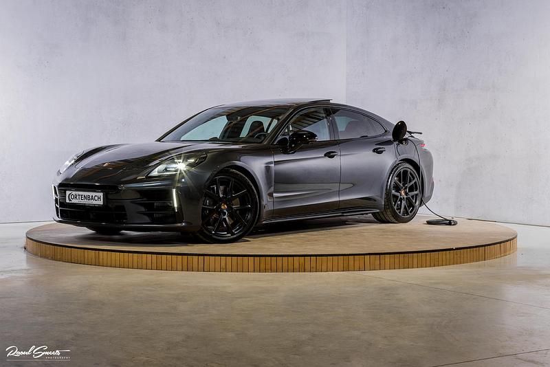 Grijs Occasion 2024 Porsche Panamera Sport Sedan | € 124.990 (Duur) - Afbeelding 1/4