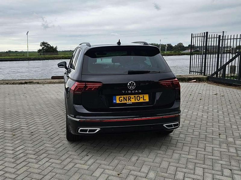 Zwart Gebruikt 2021 VW Tiguan R-line SUV | € 33.500 (Eerlijke prijs) - Afbeelding 1/4