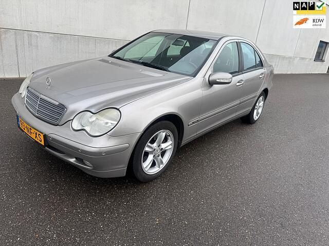 Grijs (metallic) Gebruikt 2003 Mercedes C180 Sedan | € 2.950 (Eerlijke prijs) - Afbeelding 1/4