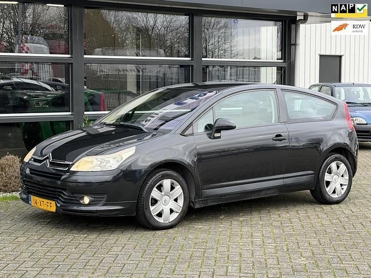 Zwart (metallic) Occasion 2007 Citroën C4 Coupé | € 1.495 (Eerlijke prijs) - Afbeelding 1/4