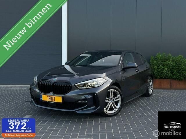 Grijs Gebruikt 2021 BMW 118 M Sport Hatchback | € 21.995 (Eerlijke prijs) - Afbeelding 1/4
