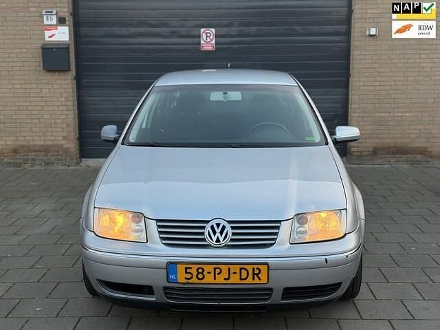 Grijs Occasion 2004 VW Bora Sedan | € 999 (Eerlijke prijs) - Afbeelding 1/4