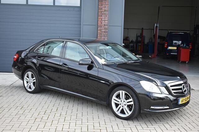 Zwart Gebruikt 2011 Mercedes E200 Sedan | € 6.950 - Afbeelding 1/4