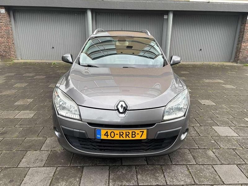 Grijs Gebruikt 2011 Renault Mégane GrandTour Dynamique Stationwagen | € 6.400 (Eerlijke prijs) - Afbeelding 1/4