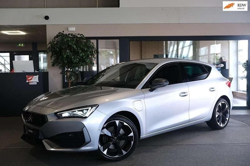 Grijs, metallic lak Gebruikt 2022 Cupra Leon Hatchback | € 24.950 (Goede deal) - Afbeelding 1/4