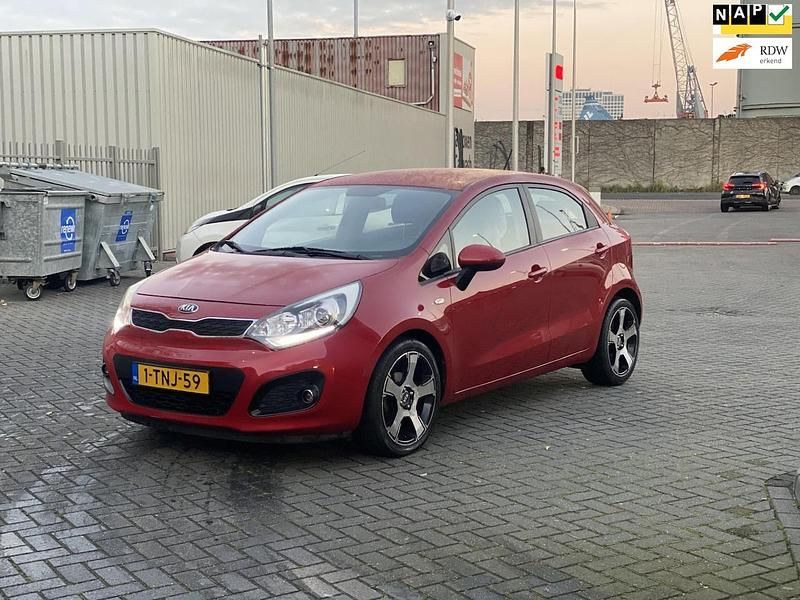 Rood Gebruikt 2014 Kia Rio Hatchback | € 6.650 (Eerlijke prijs) - Afbeelding 1/4