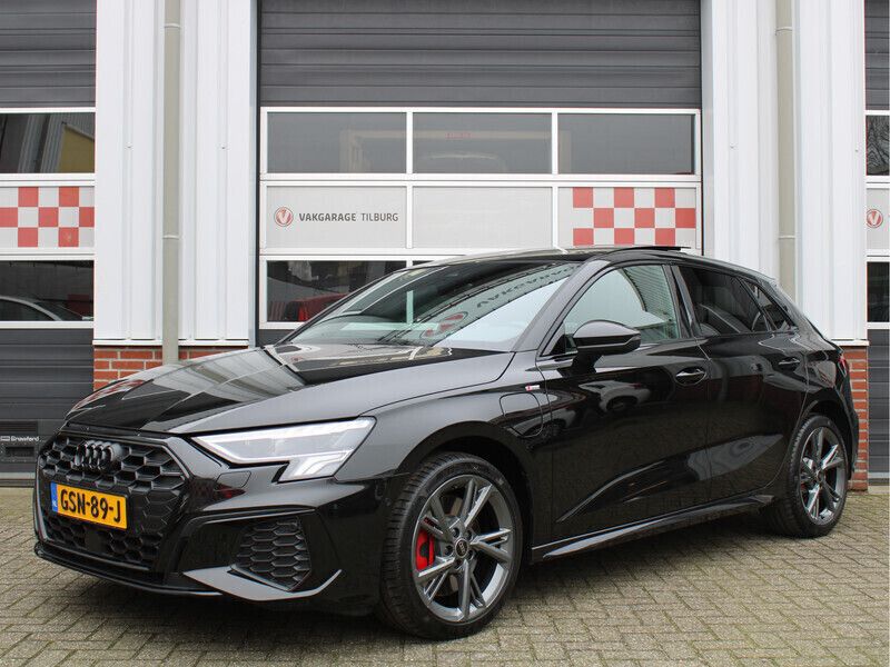 Zwart Gebruikt 2024 Audi A3 Sportback e-tron Competition Sedan | € 44.795 (Eerlijke prijs) - Afbeelding 1/4