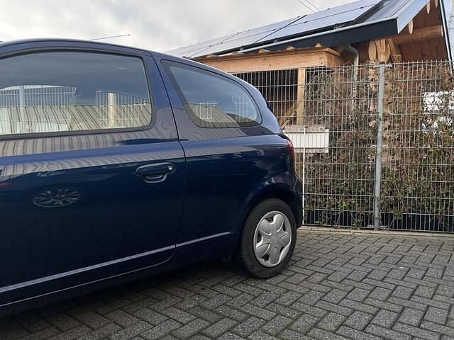 Occasion Toyota Yaris 86 PK (63 kW) 2002 Blauw Hatchback