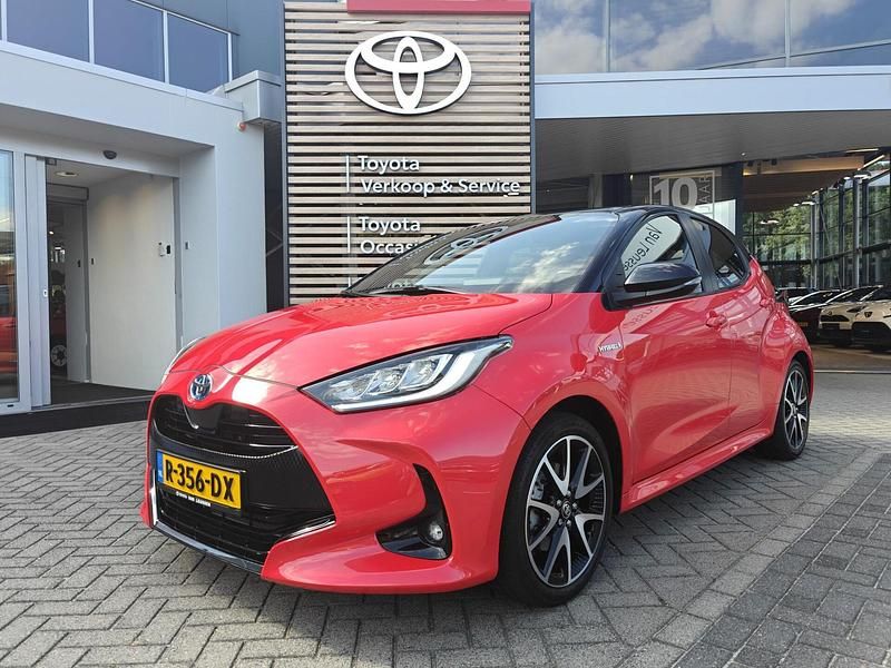 Rood Gebruikt 2021 Toyota Yaris Edition Hatchback | € 22.400 (Eerlijke prijs) - Afbeelding 1/4