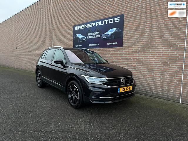 Zwart Gebruikt 2022 VW Tiguan Active SUV | € 29.450 - Afbeelding 1/4