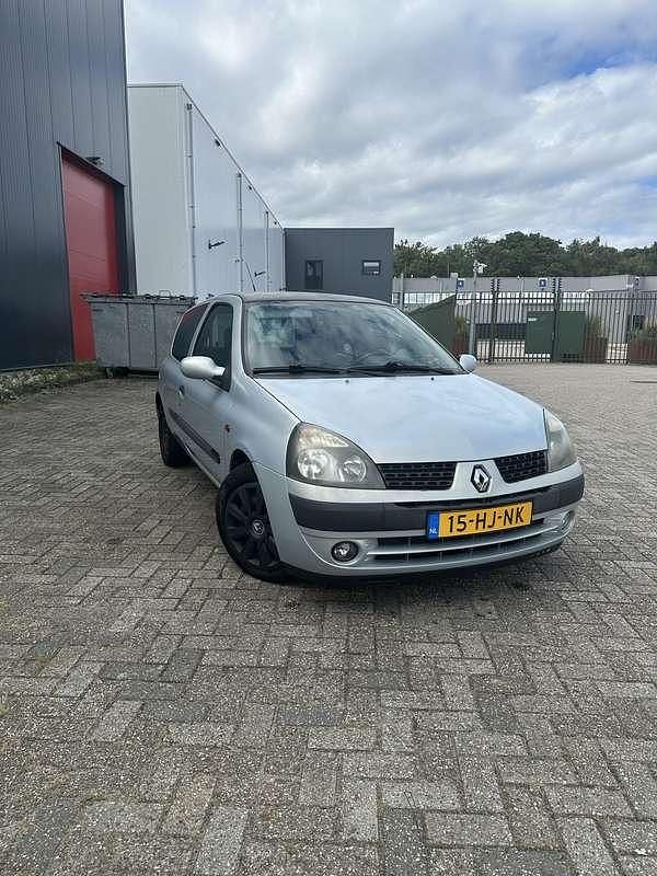 Grijs Gebruikt 2001 Renault Clio II Hatchback | € 350 (Goede deal) - Afbeelding 1/4