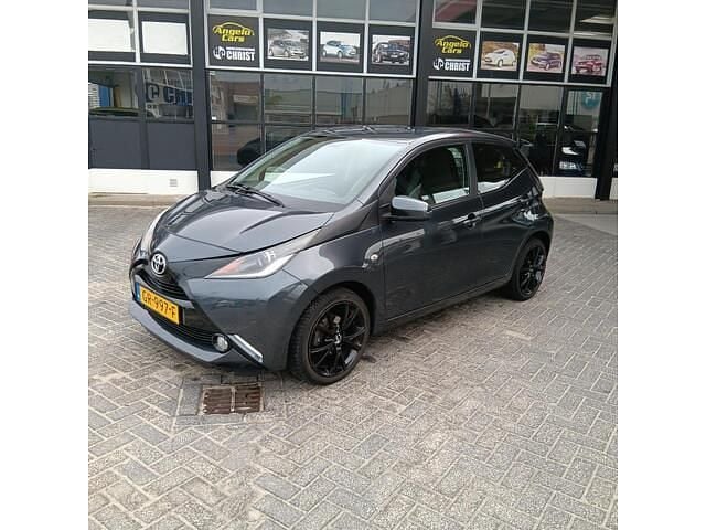 Grijs Gebruikt 2015 Toyota Aygo X-play Hatchback | € 6.999 (Eerlijke prijs) - Afbeelding 1/4