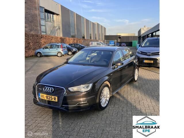 Bruin Gebruikt 2015 Audi A3 Sportback Attraction Hatchback | € 12.500 - Afbeelding 1/4