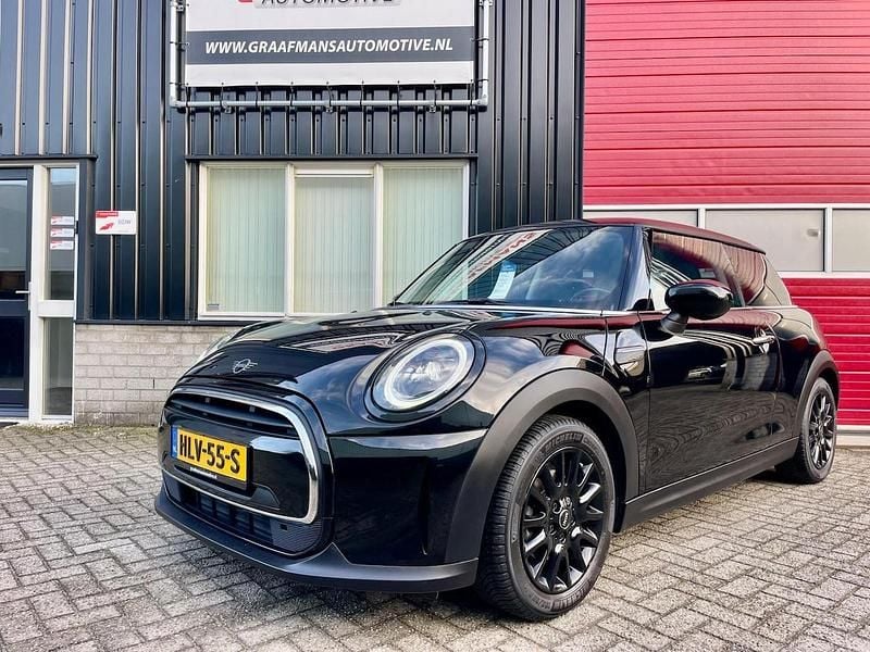 Zwart Occasion 2021 Mini Cooper Classic Hatchback | € 16.499 (Goede deal) - Afbeelding 1/4