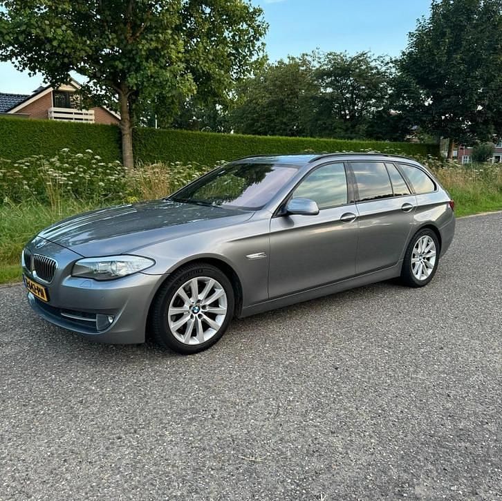 Grijs Gebruikt 2012 BMW 525 Stationwagen | € 9.950 (Eerlijke prijs) - Afbeelding 1/1