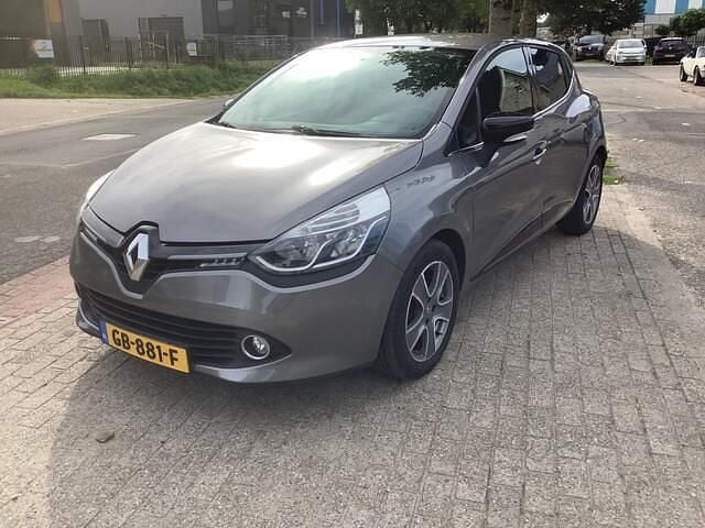 Grijs, metallic lak Gebruikt 2015 Renault Clio IV Dynamique Hatchback | € 6.299 (Eerlijke prijs) - Afbeelding 1/4