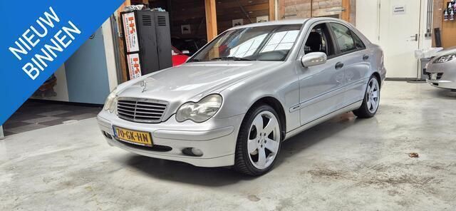 Grijs, metallic lak Gebruikt 2000 Mercedes C180 Classic Sedan | € 2.995 (Iets duurder) - Afbeelding 1/4