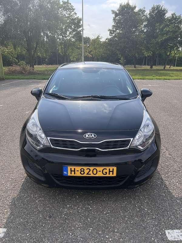 Zwart Gebruikt 2013 Kia Rio 2 Hatchback | € 6.000 (Eerlijke prijs) - Afbeelding 1/4