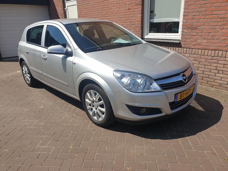 Grijs Gebruikt 2008 Opel Astra Hatchback | € 3.495 (Eerlijke prijs) - Afbeelding 1/4