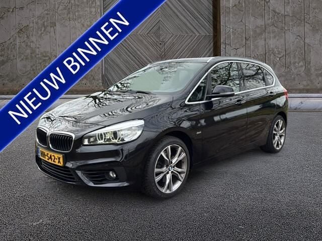Zwart (metallic) Gebruikt 2015 BMW 218 Sport Line Stationwagen | € 8.450 (Eerlijke prijs) - Afbeelding 1/4