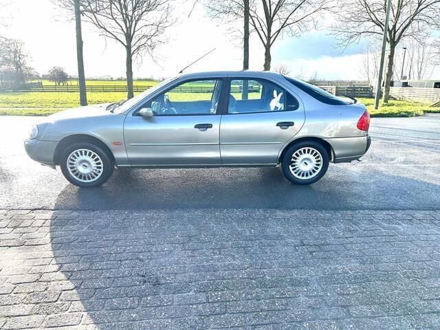 Occasion Ford Mondeo 95 PK (69 kW) 2000 Groen, metallic lak Hatchback
