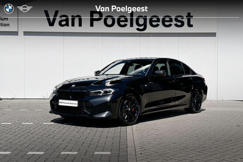 Saphirschwarz metallic (zwart metallic) Gebruikt 2023 BMW 318 Comfort Edition Sedan | € 39.900 (Duur) - Afbeelding 1/4