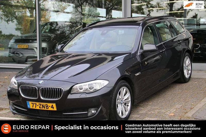 Grijs Gebruikt 2013 BMW 528 Executive Stationwagen | € 11.795 (Eerlijke prijs) - Afbeelding 1/4