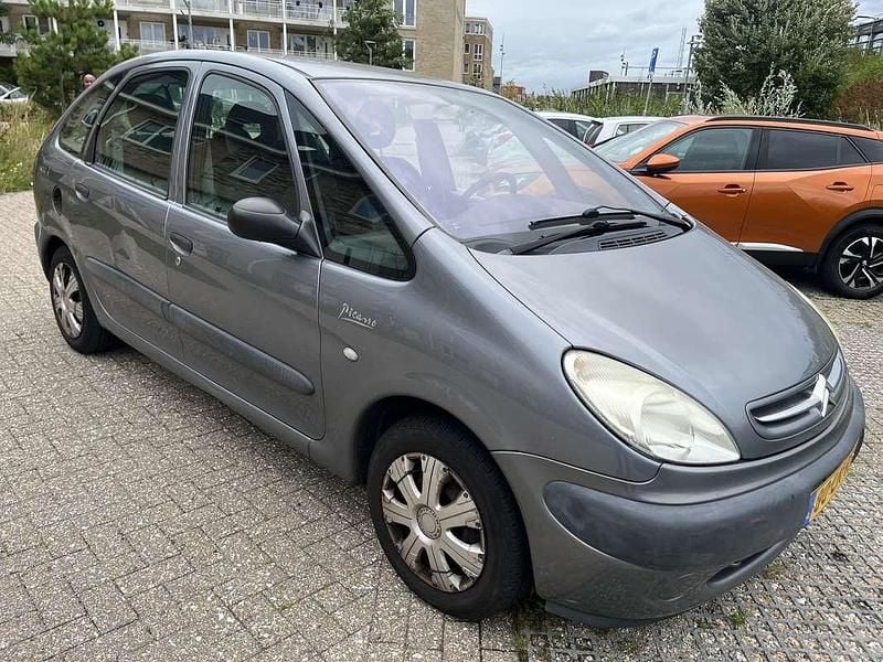 Grijs, metallic lak Gebruikt 2003 Citroën Xsara Picasso MPV | € 999 (Goede deal) - Afbeelding 1/4