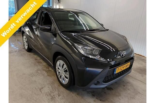 Zwart Gebruikt 2023 Toyota Aygo Play Hatchback | € 16.499 (Eerlijke prijs) - Afbeelding 1/4